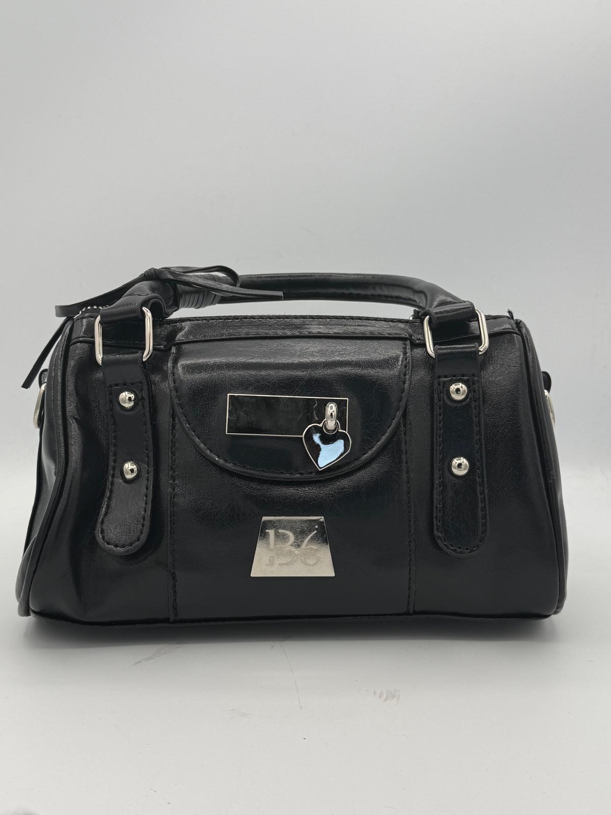 BLOCK36:BORSA NERA CON TRACOLLA CON DETTAGLI METALLICI ARGENTATI E UN CIONDOLO A FORMA DI CUORE