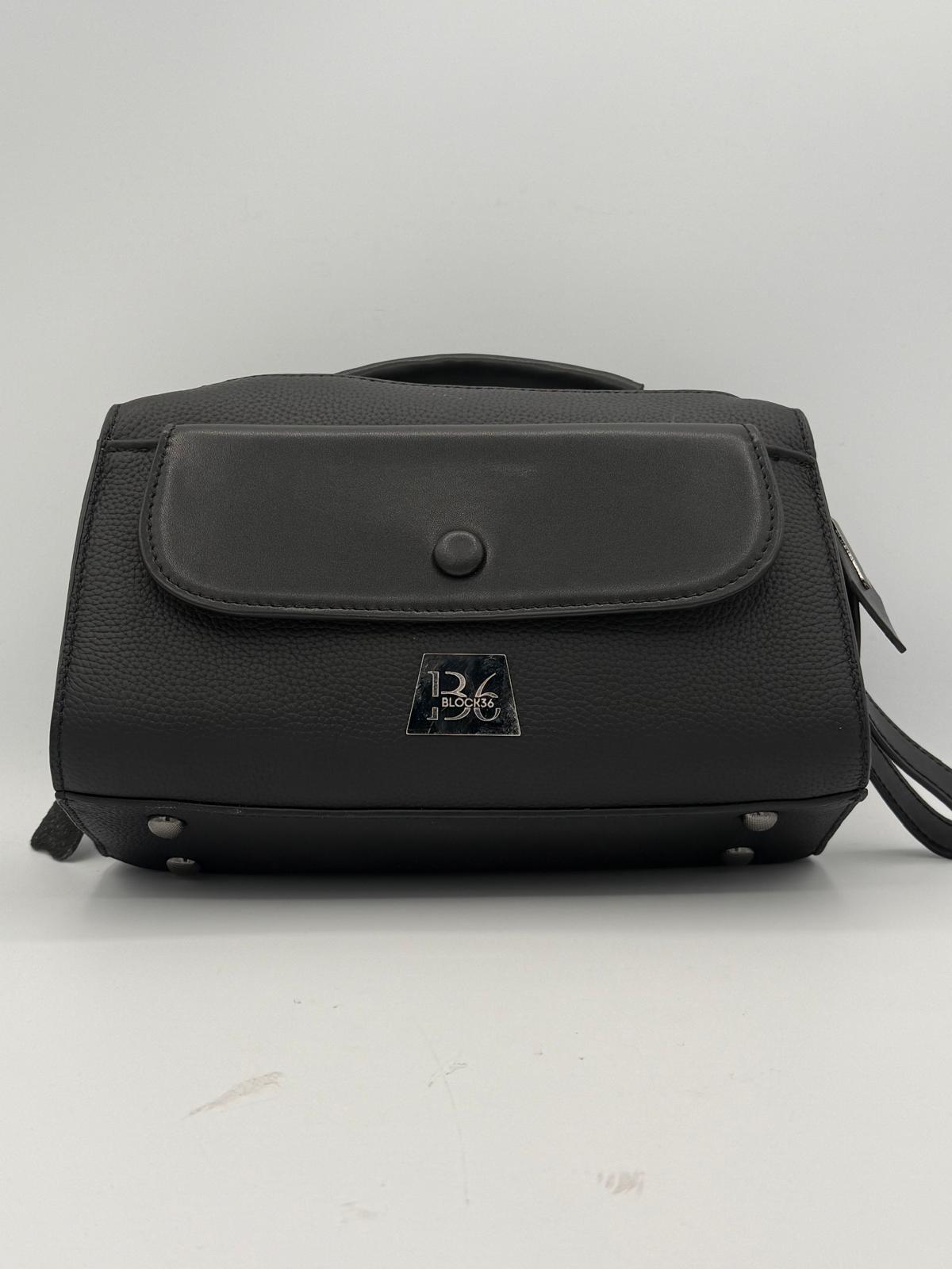 BLOCK36: BORSA CON MANICO  IN ECOPELLE NERA CON TRACOLLA E TASCA FRONTALE