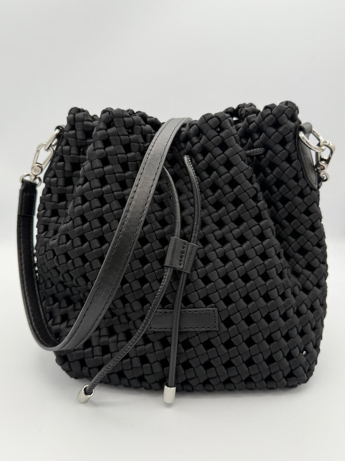 BLOCK36: BORSA A SECCHIELLO  IN TESSUTO INTRECCIATO NERO CON TRACOLLA IN PELLE
