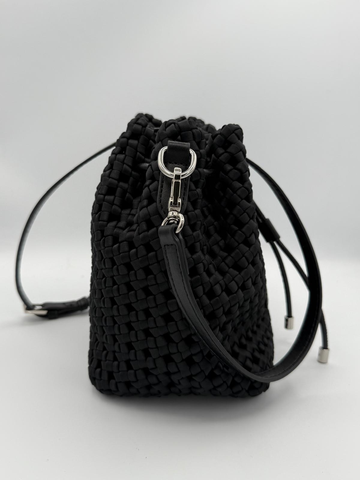BLOCK36: BORSA A SECCHIELLO  IN TESSUTO INTRECCIATO NERO CON TRACOLLA IN PELLE
