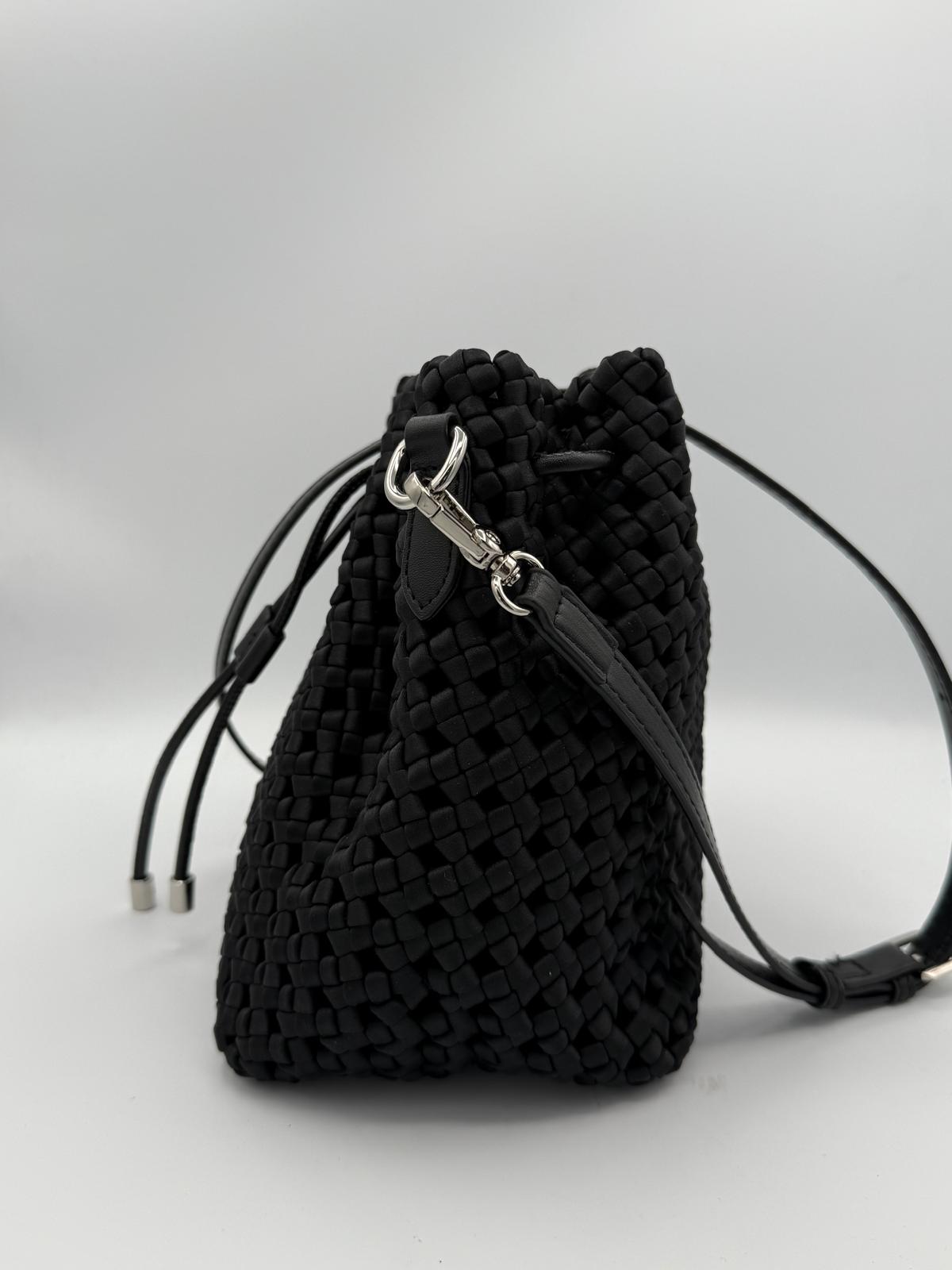 BLOCK36: BORSA A SECCHIELLO  IN TESSUTO INTRECCIATO NERO CON TRACOLLA IN PELLE