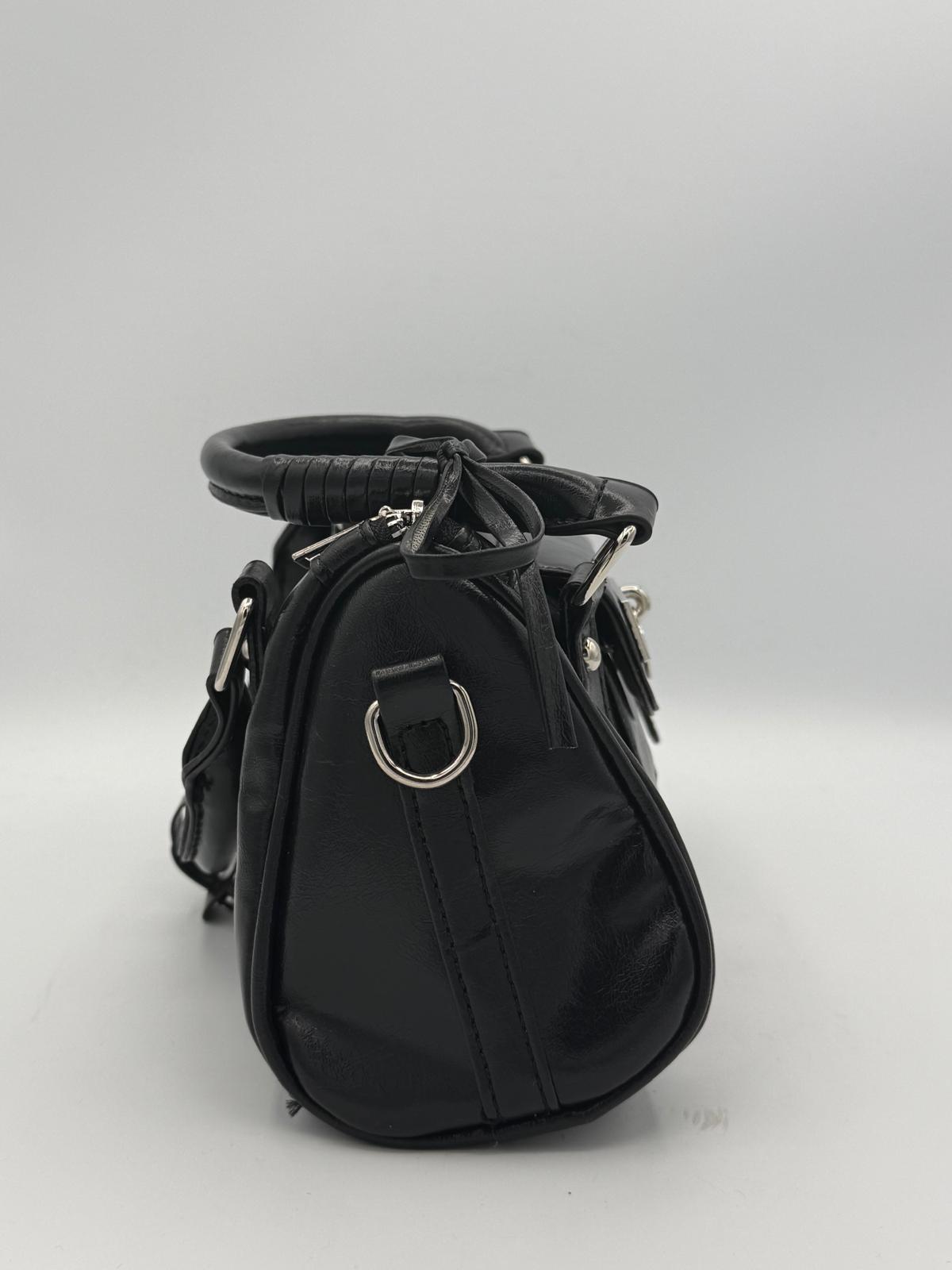 BLOCK36:BORSA NERA CON TRACOLLA CON DETTAGLI METALLICI ARGENTATI E UN CIONDOLO A FORMA DI CUORE