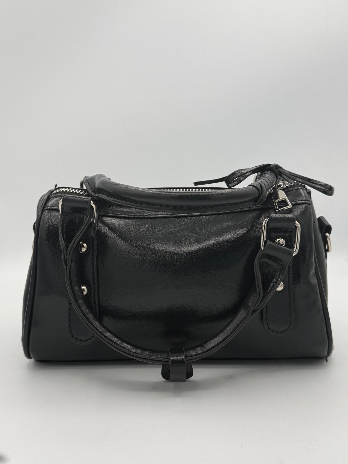 BLOCK36:BORSA NERA CON TRACOLLA CON DETTAGLI METALLICI ARGENTATI E UN CIONDOLO A FORMA DI CUORE